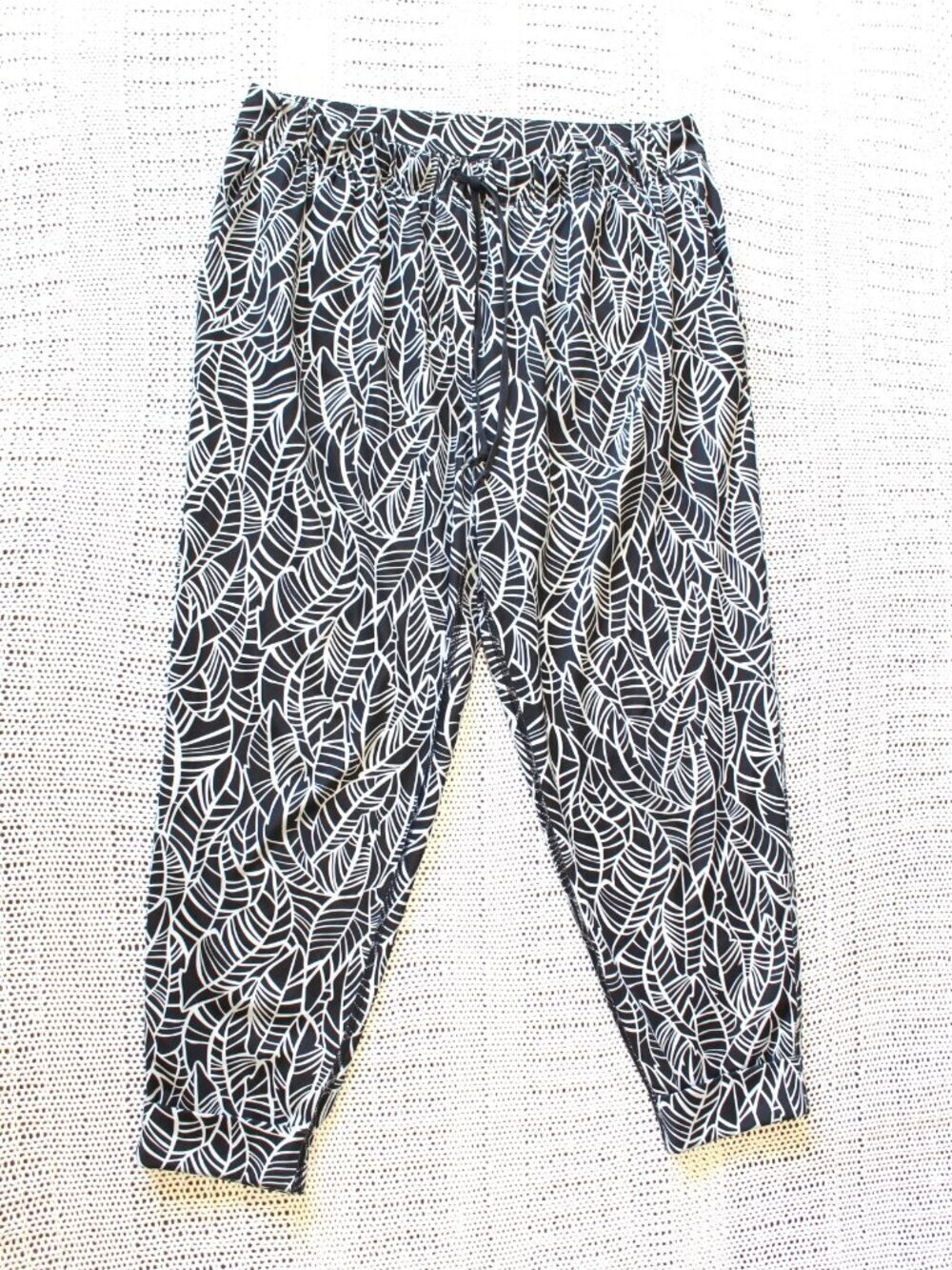 Lululemon Jet Crop Print Pretty Palm Black Angel Wing size Large Sport Casual